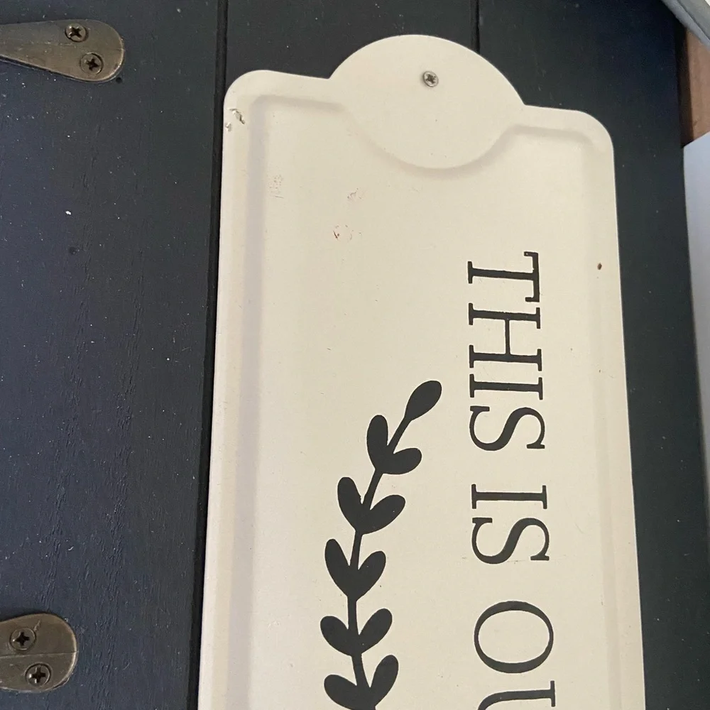 Nwt Would with a metal plate and  metal hooks home sign